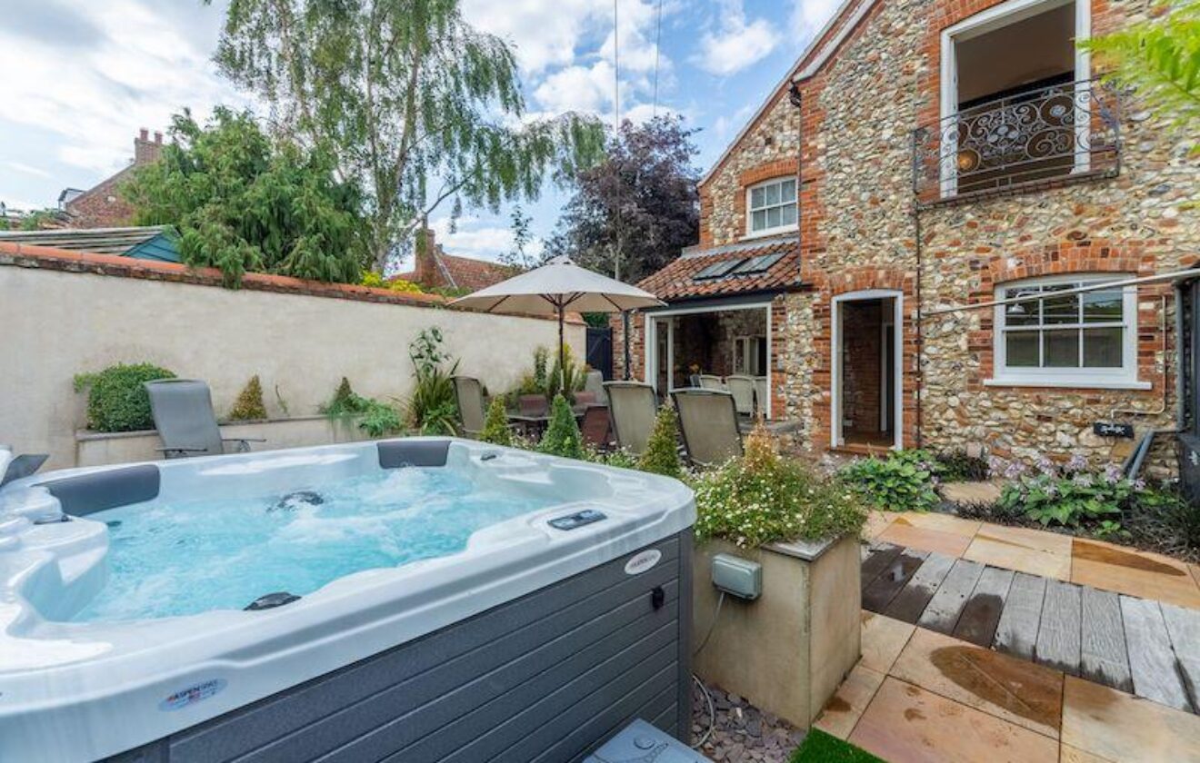 Chic Holiday Cottage with Hot Tub, Burnham Market, Norfolk