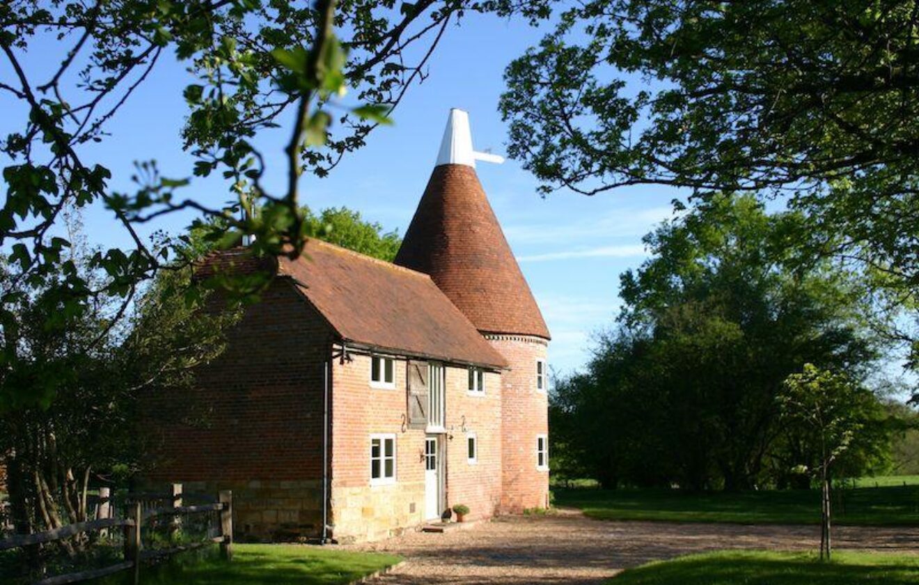 Bakers Farm Oast - Detached Holiday Oast House, Sussex