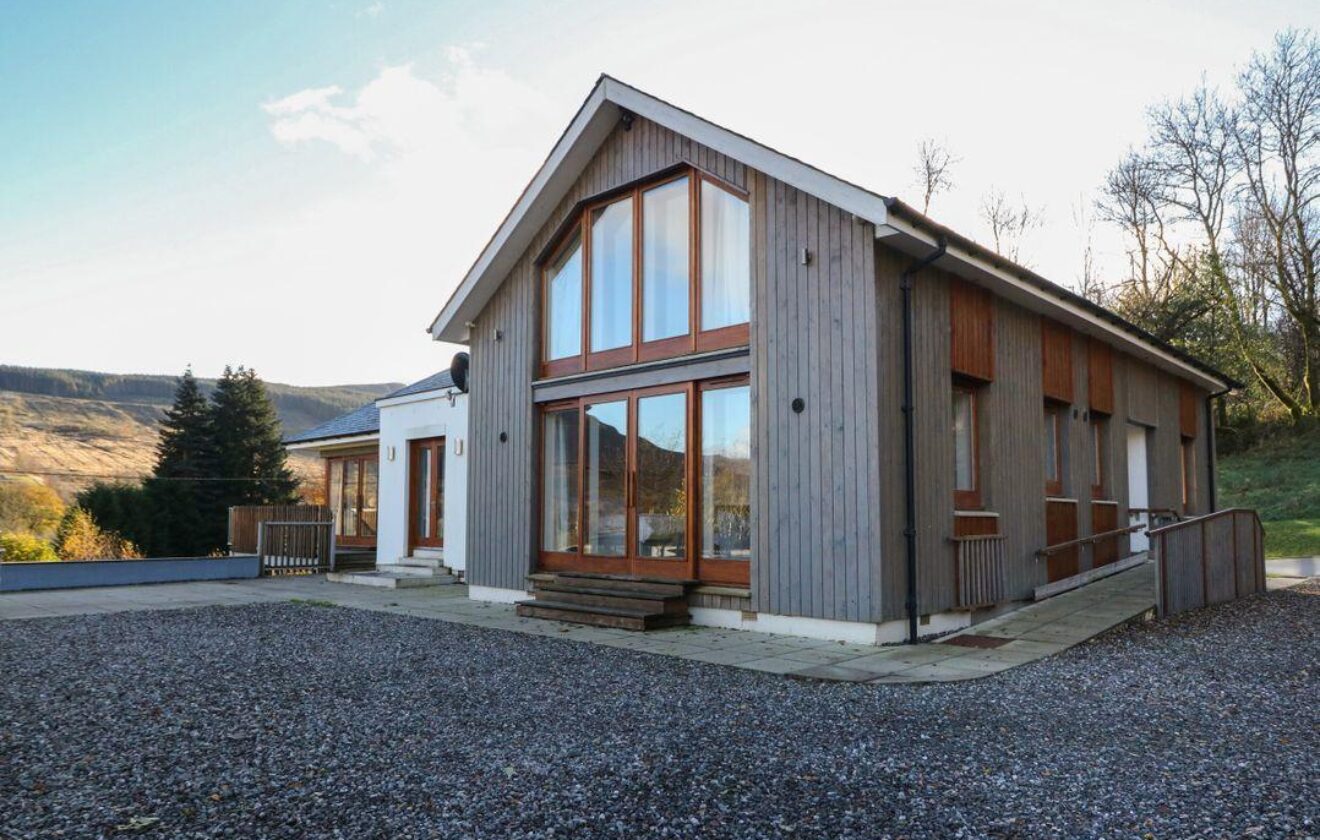 Dunearn Heights - Spacious Holiday Ho,e with Hot Tub, Perthshire