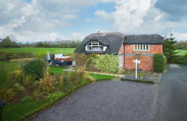 Curlew Cottage - Hot Tub Holiday Cottage, Knutsford, Cheshire